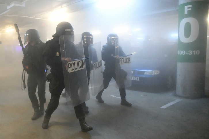 Policías españoles, en el parking de El Prat. (Lluís GENÉ | AFP)
