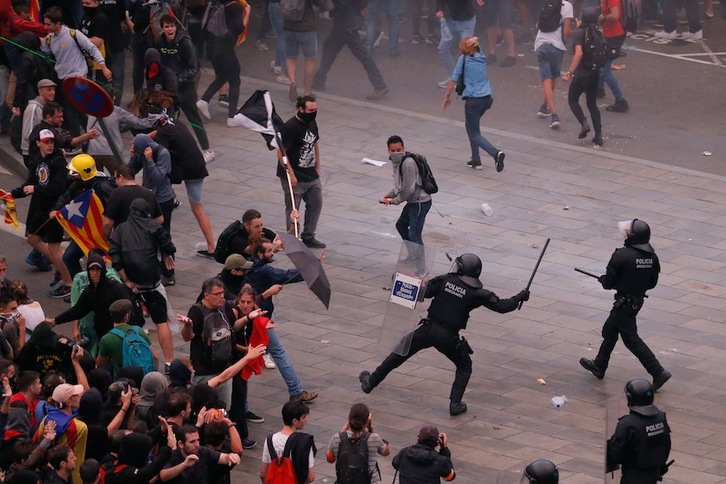 Polizia manifestarien aurka oldartuta, epaiaren aurkako protesta batean (Pau BARRENA/AFP)