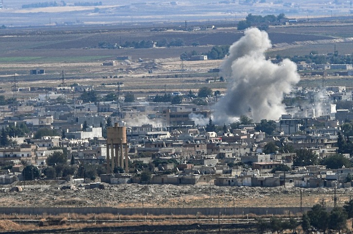 Bombardeo sobre Serekaniye, disputado por kurdos y turcos. (Ozan KOSE-AFP) 