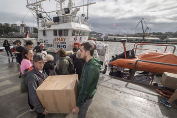 Tareas de carga en el Aita Mari, hace dos semanas. (Gorka RUBIO / FOKU)
