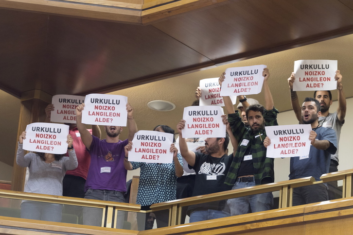 Trabajadores del Metal protestan en el Parlamento antes de ser expulsados. (Jaizki FONTANEDA/FOKU)