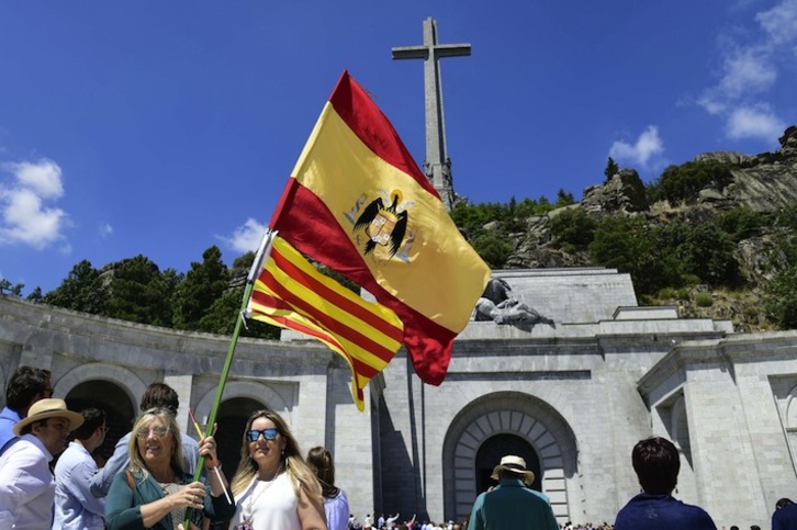 Franquistas exhiben una bandera española preconstitucional en el Valle de los Caídos. (Javier SORIANO / AFP)