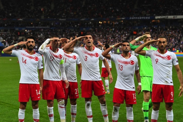 Saludo militar de los jugadores turcos (Alain JOCARD / AFP)