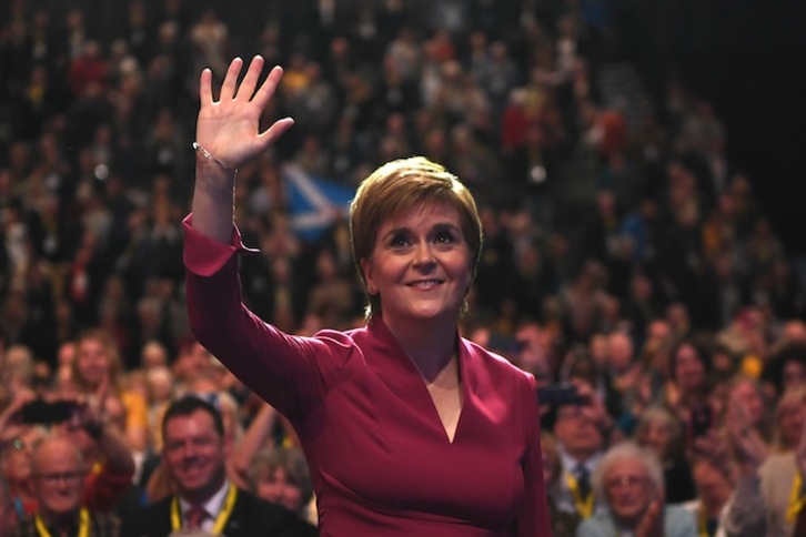 La primera ministra de Escocia y líder del SNP, Nicola Sturgeon, saluda a los reunidos en Aberdeen. (Andy BUCHANAN / AFP)