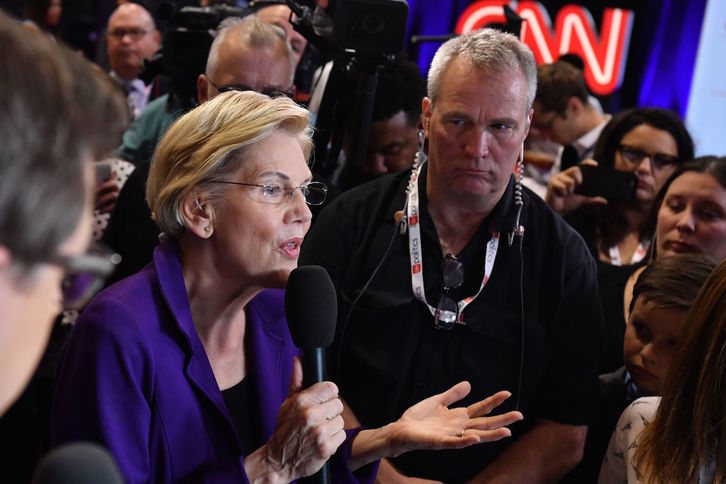 Elizabeth Warren se dirige a los medios tras el cuarto debate. (Nicholas KAMM/AFP)
