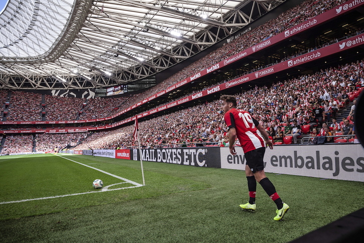 Ibai sacando un córner ante el Valencia. (Aritz LOIOLA / FOKU)
