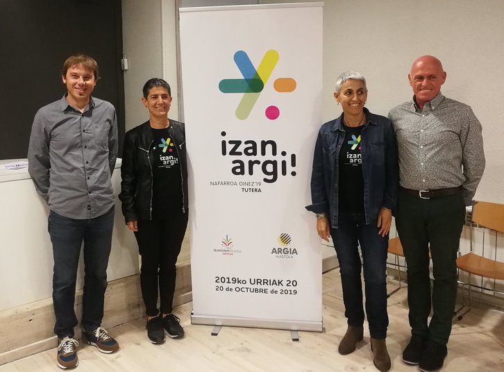 Unai Arellano (Txikiak Handi egitamoa), Maru Eriz (Argia ikastolako presidentea), Argiñe Korta (Argia ikastolako zuzendaria) eta Josu Reparaz (NIEko zuzendaria) gaur Iruñean egin duten aurkezpenean. (@MartxeloDiaz)