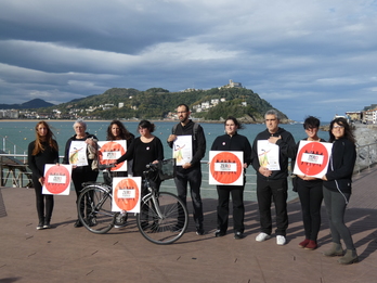 La presentación, de negro para remarcar la invisibilidad y falta de derechos. (POBREZA CERO)
