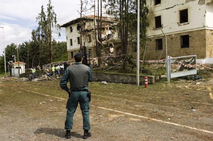 Imagen del cuartel de Legutio tras el atentado de ETA. (Raul BOGAJO/FOKU)