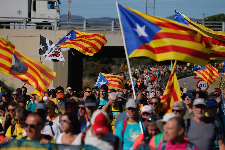 Marchistas caminan en la AP-7, cerca de Girona. (Pau BARRENA/AFP)