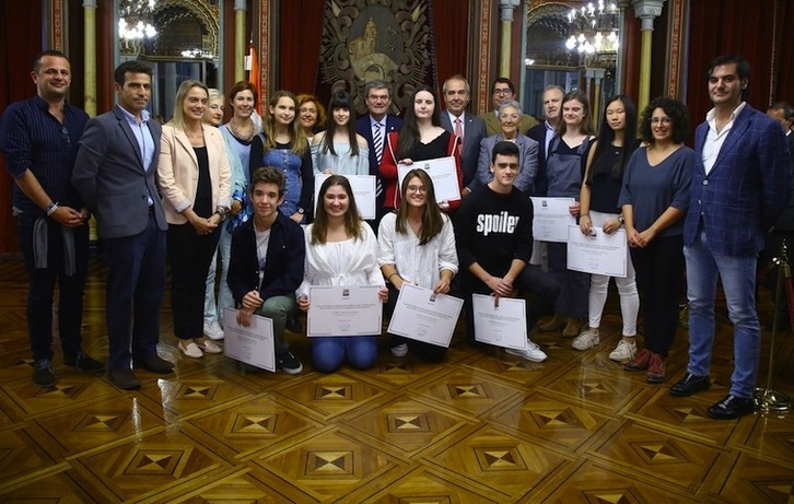 Becados junto a representantes municipales en el Salón Árabe.