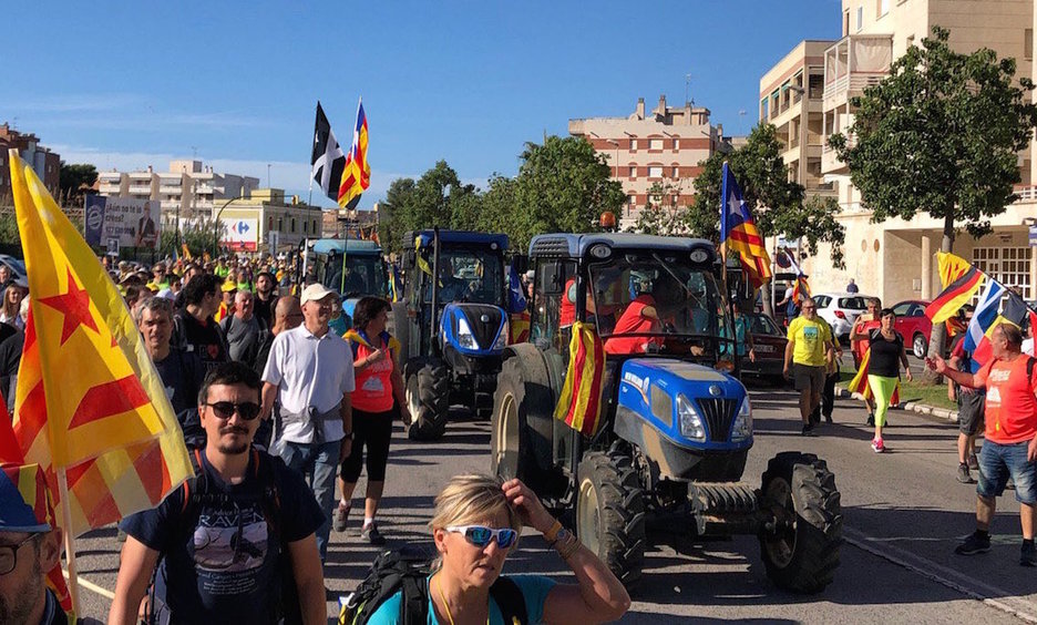 La columna de Tarragona, con tractores a la cabeza. (@assemblea)