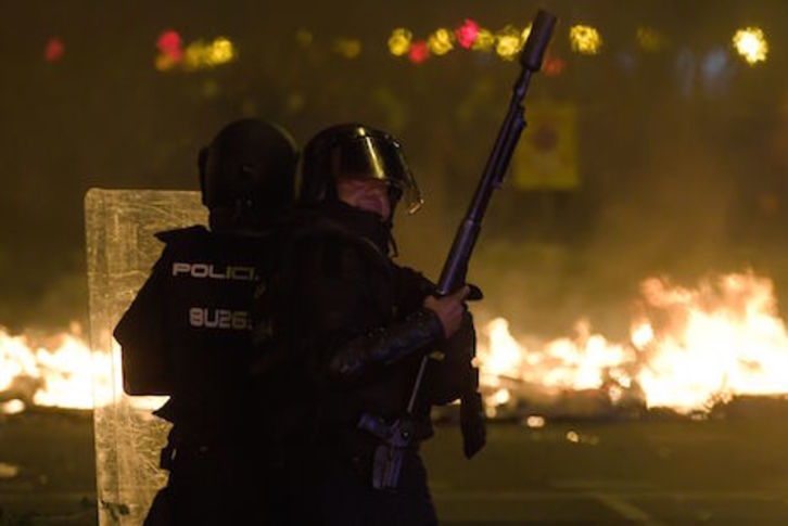 Imagen de un agente antidisturbios de la Policía española, hoy en Barcelona. (Lluís GENÉ/AFP)