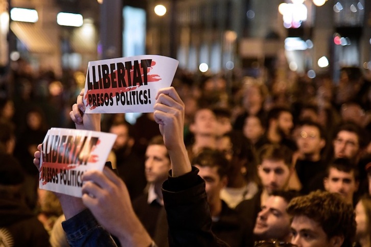 Las calles siguen tomadas por las protestas cada tarde-noche. (Javier SORIANO | AFP)