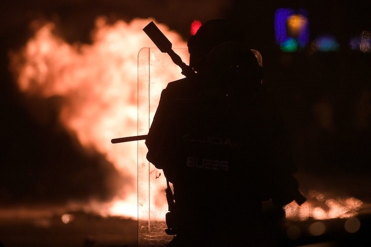 Un agente policial, con su pelotero en Barcelona. (Lluís GENÉ | AFP)