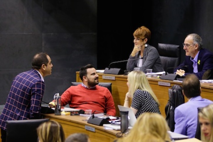 Alzorriz dialoga con Bakartxo Ruiz y Adolfo Araiz durante el Pleno. (PARLAMENTO DE NAFARROA)
