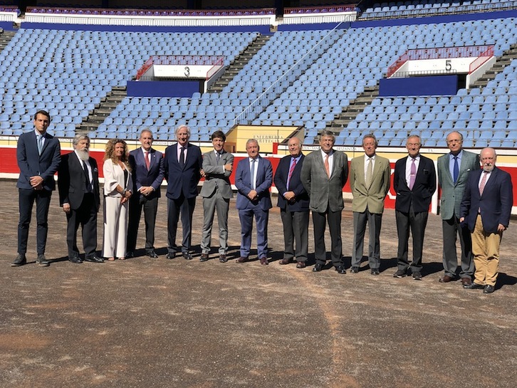 Integrantes de la Junta Administrativa y empresa arrendataria, en la firma del contrato.