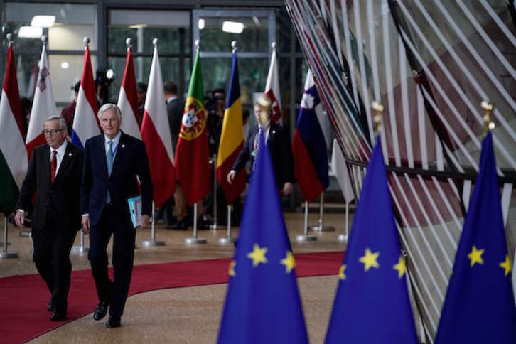 El presidente de la comisión, Jean Claude Juncker, y el negociador comunitario, Michel Barnier.(Kenzo TRIBOUILLARD/AFP)