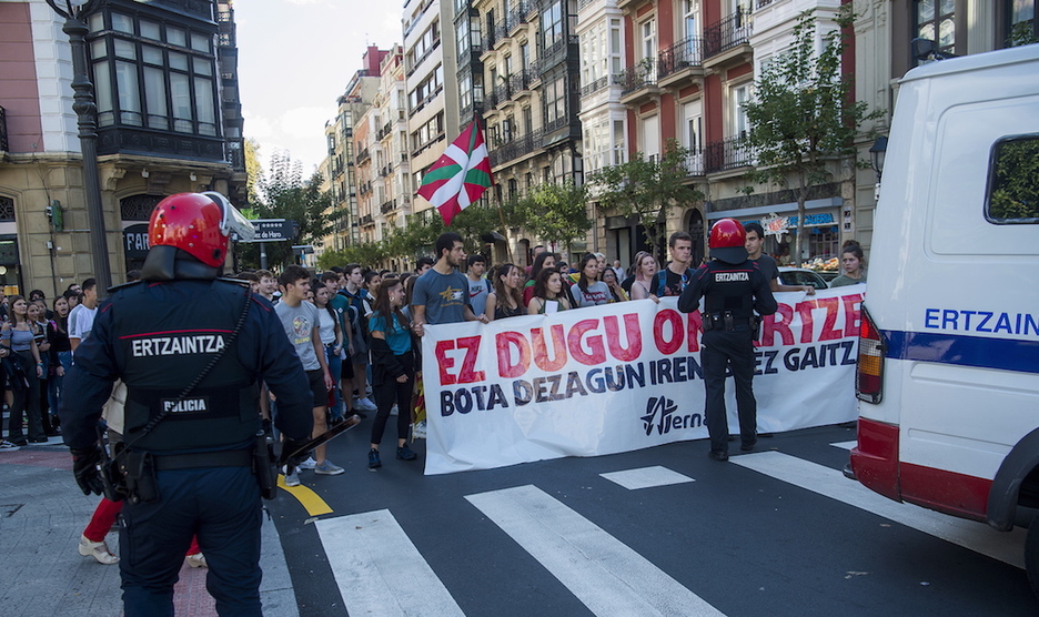 Ertzaintzak mobilizazioa oztopatu eta kargak egin ditu. (Luis JAUREGIALTZO / FOKU)