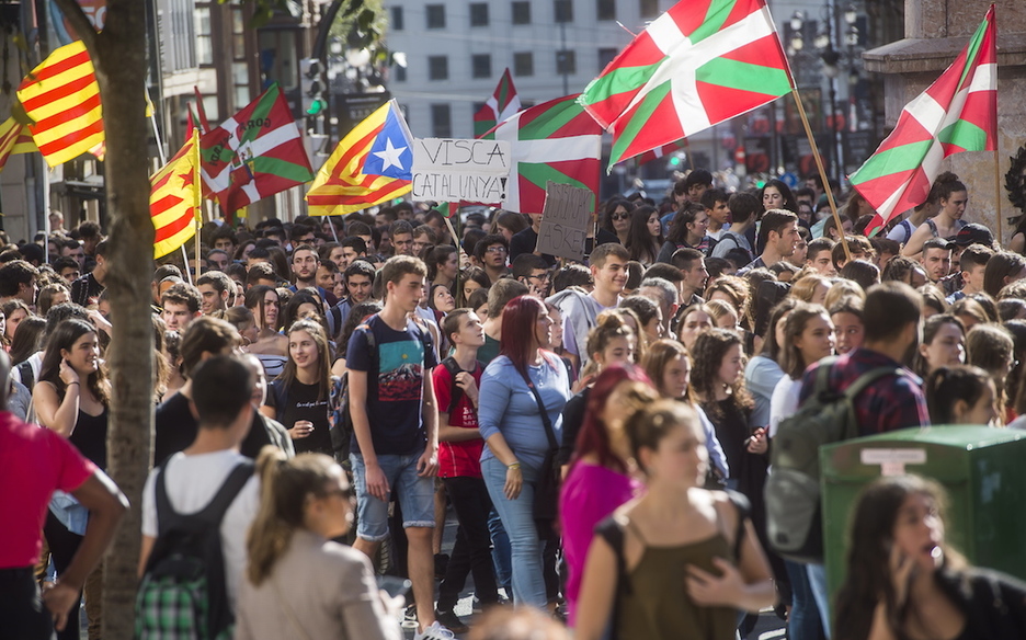 Herrialde Katalenatko ikurrak eta Ikurriña, elkarrekin bizkaitar hiriburuan. (Luis JAUREGIALTZO / FOKU)