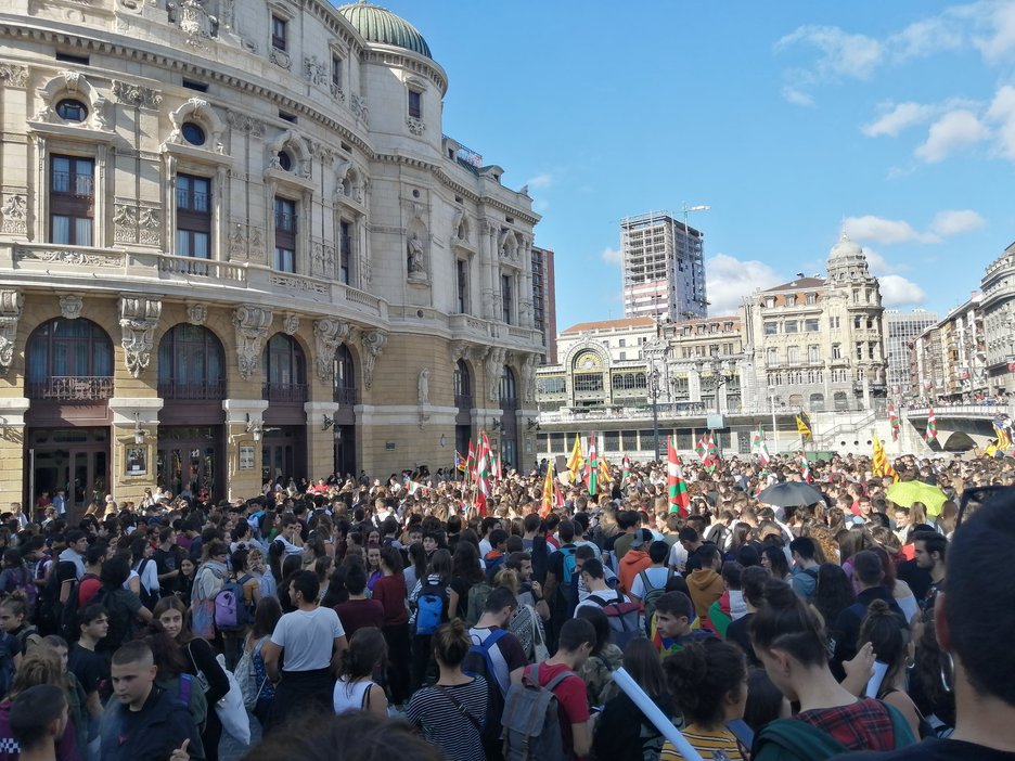 Bilboko kaleak, jendez lepo. (@asierrobles)