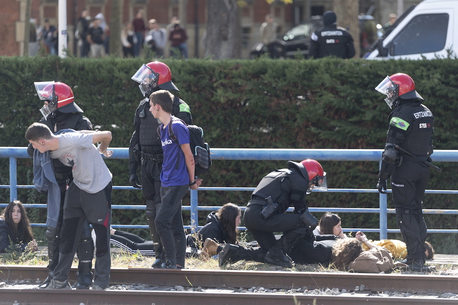 20 bat lagun atxilotu ditu Ertzaintzak Gasteizen. (Juanan RUIZ / FOKU)