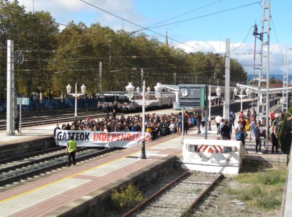 Trenbidea okupatu dute gazteek arabar hiriburuan. (@ErnaiGasteiz)