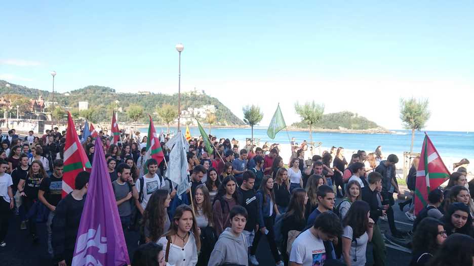 Donostian ere gazte ugari batu da mobilizaziora. (@ernaidonostia)