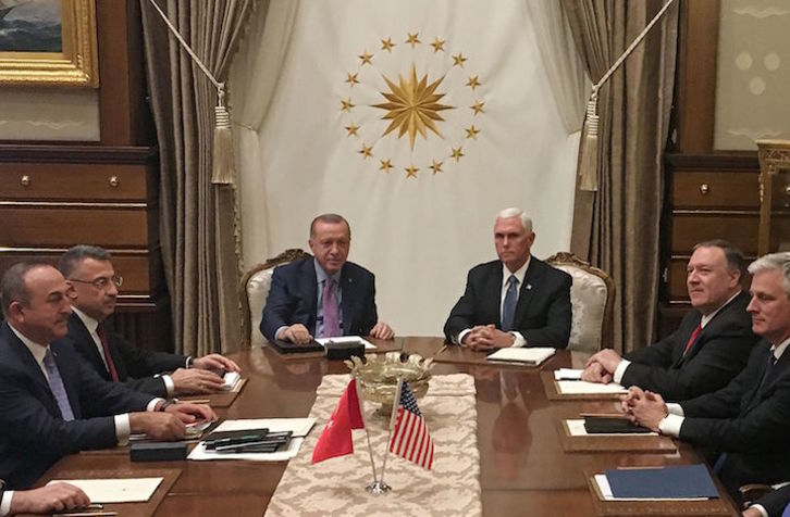 El presidente turco, Recep Tayyip Erdogan, con el vicepresidente de EEUU, Mike Pence.(Shaun TANDON/AFP)