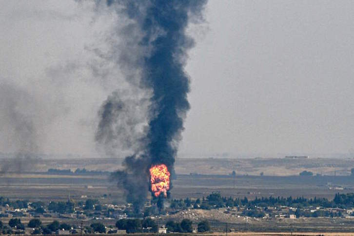 Explosión en la ciudad de Serekaniye, controlada en parte por las fuerzas proturcas.(Ozan KOSE/AFP)
