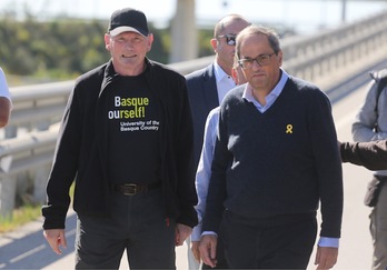 Ibarretxe, junto a Torra en una de las marchas. (Pau BARRENA | AFP)