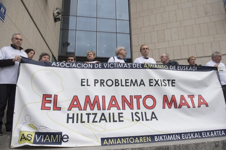 Concentración de Asviamie el pasado marzo ante los juzgados de Donostia.(Juan Carlos RUIZ / FOKU)