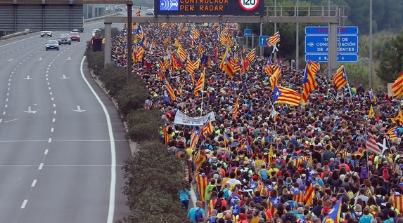 Una de las marchas, en Sant Vicenc del Horts, llegando a Barcelona. (Pau BARRENA | AFP)