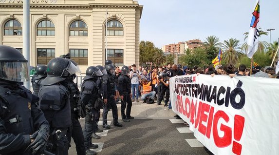 Mossos y trabajadores en huelga, frente a frente. (Beñat ZALDUA)