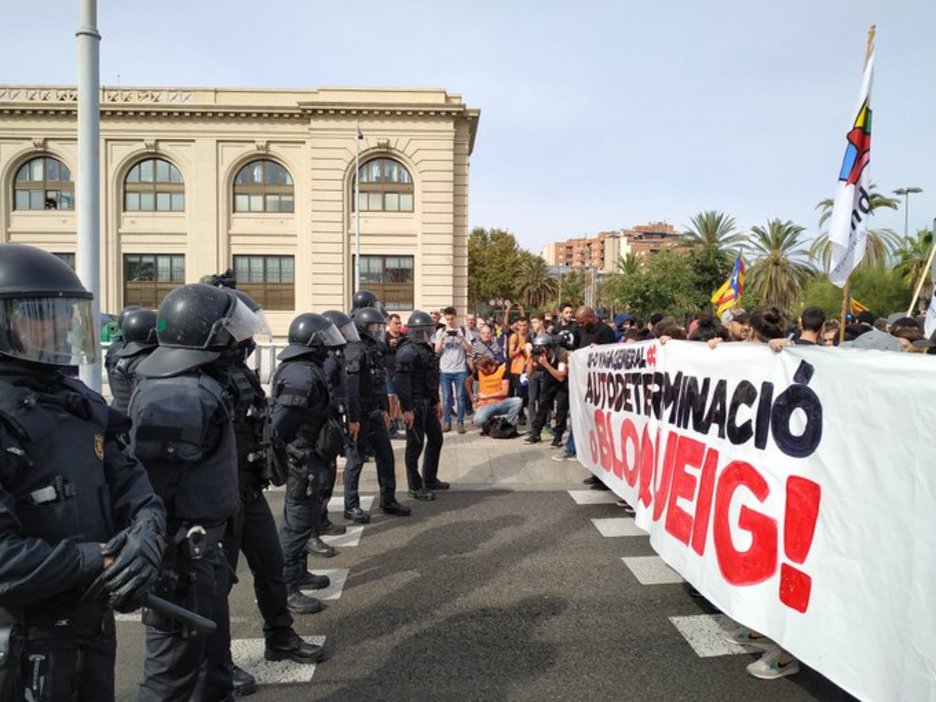 Mossos y trabajadores en huelga, frente a frente. (Beñat ZALDUA) Mossos y trabajadores en huelga, frente a frente. (Beñat ZALDUA)