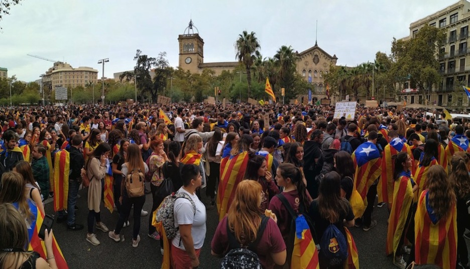 Estudiantes en la Plaza Universitat, inicio de su manifestación. (Beñat ZALDUA)