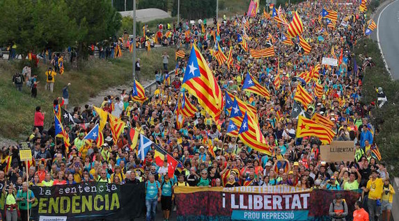 Las marchas cada vez agrupan más gente en su camino a la capital. (Pau BARRENA | AFP)