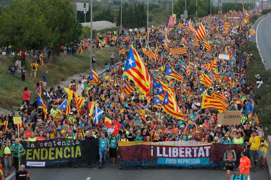 Las marchas cada vez agrupan más gente en su camino a la capital. (Pau BARRENA | AFP) Las marchas cada vez agrupan más gente en su camino a la capital. (Pau BARRENA | AFP)