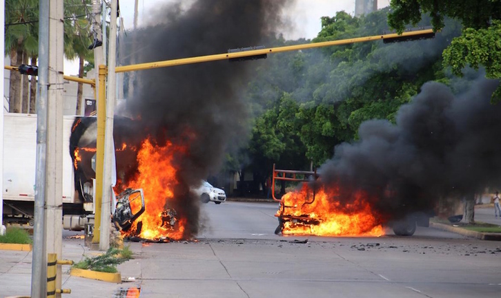 Vehículos quemados en la ciudad mexicana de Cualiacán, escenario el jueves de una feroz batalla entre el cártel de Sinaloa y las fuerzas de seguridad. (STR/AFP)
