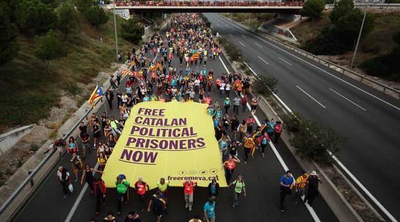 La libertad de los presos, demandada también en inglés. (Pau BARRENA | AFP)