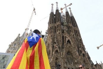 Centenar de personas han cerrado el acceso a la Sagrada Familia. (Josep LAGO | AFP) 