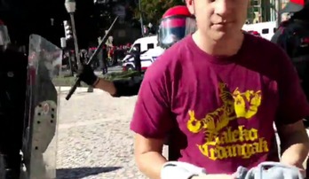 Momento del porrazo por la espalda al joven.