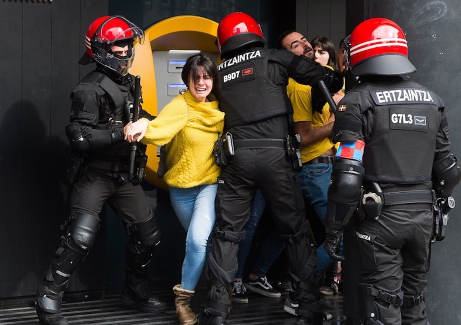 Bilboko protestaren aurka, era honetan egin du Ertzaintzak. (Luis JAUREGIALTZO | FOKU) Bilboko protestaren aurka, era honetan egin du Ertzaintzak. (Luis JAUREGIALTZO | FOKU)