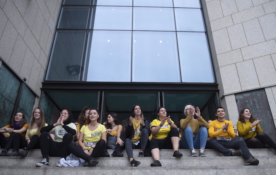 En Donostia, Ernai ha protestado en la entrada a los juzgados. (Jon URBE / FOKU) En Donostia, Ernai ha protestado en la entrada a los juzgados. (Jon URBE / FOKU)