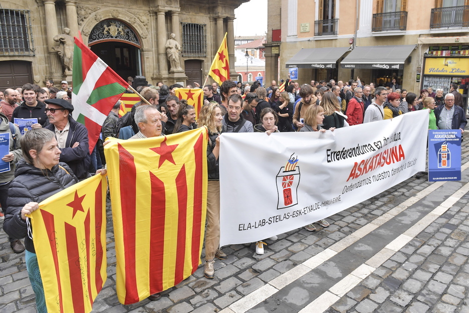 Los sindicatos se han reunido en la plaza del Ayuntamiento de Iruñea. (Idoia ZABALETA / FOKU) Los sindicatos se han reunido en la plaza del Ayuntamiento de Iruñea. (Idoia ZABALETA / FOKU)