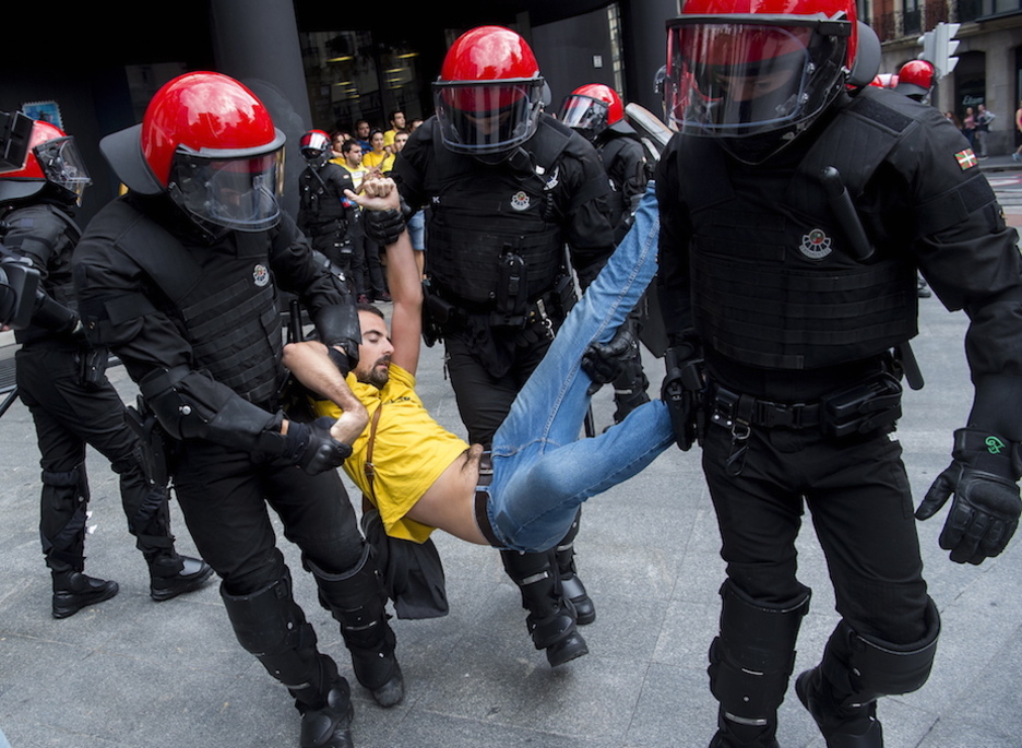 La Ertzaintza se lleva a un joven en volandas en Bilbo. (Luis JAUREGIALTZO/FOKU) La Ertzaintza se lleva a un joven en volandas en Bilbo. (Luis JAUREGIALTZO/FOKU)