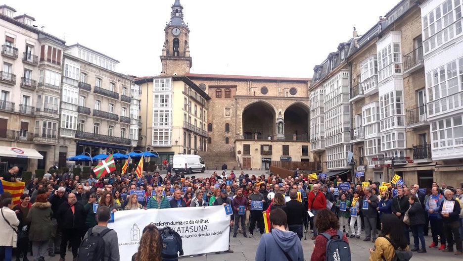 Concentración de la mayoría sindical en Gasteiz. (@LABsindikatua) Concentración de la mayoría sindical en Gasteiz. (@LABsindikatua)