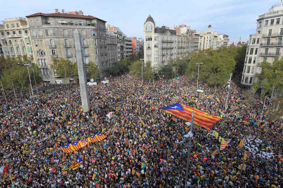 Una multitud en los jardines de Gràcia. (Lluís GENÉ/AFP)