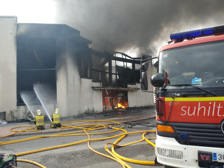 Incendio en la empresa Euskal Kataforesis de Iurreta. (@BomberosIurreta)