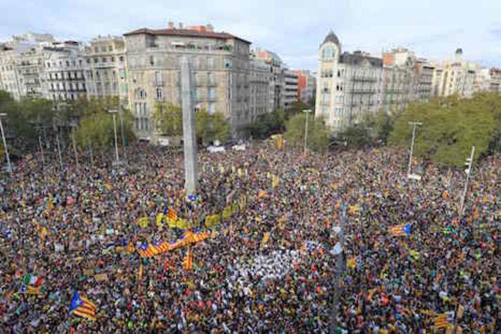 Imagen aérea del cruce entre el paseo de Gràcia y la avenida Diagonal, totalmente desbordado. (Lluís GENÉ/AFP)